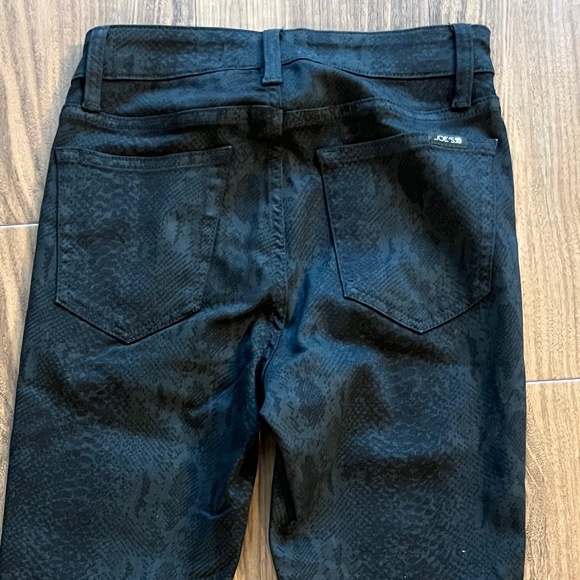 Joe's high rise skinny jeans snake print Size 24 - Picture 2 of 5
